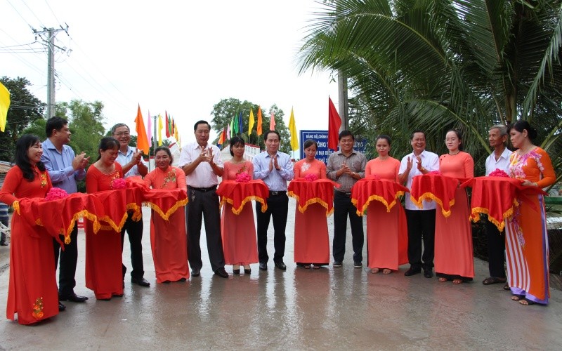 Các đại biểu cắt băng khánh thành cầu Nàng Mau 2.